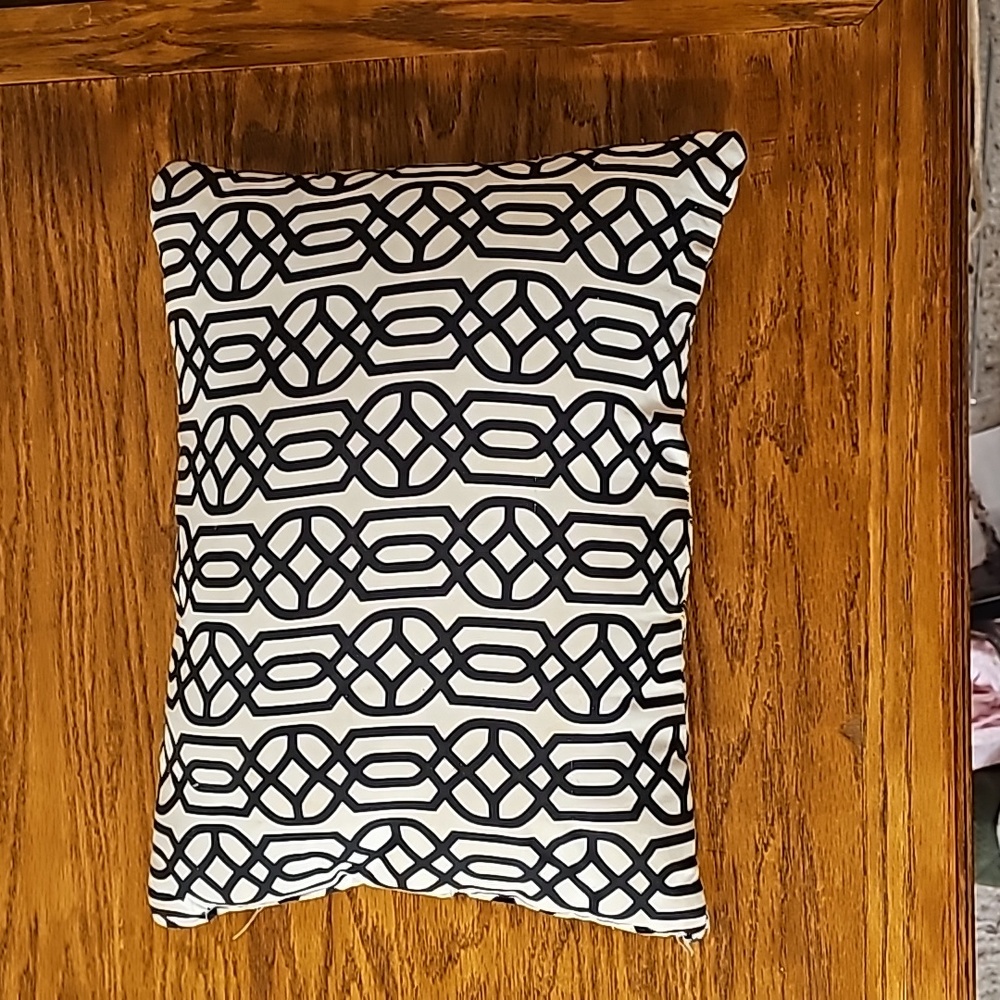 Accent pillow 11" x 15 "tan w/ blk geometric design